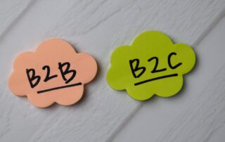B2B vs. B2C Debt Collection: Two sticky notes labeled B2B and B2C on a white background, symbolizing the different approaches needed for debt collection.
